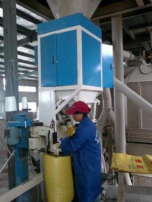 專業(yè)磷肥肥料自動定量包裝機,江西省藍光機電設(shè)備,0791-88175188