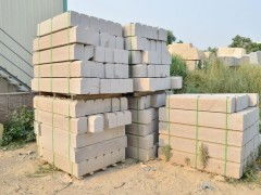 普通造型路沿石 供應產品 水頭鴻圖石材工藝廠 花崗巖路沿石 河欄桿 異形線條等各種異形石材加工