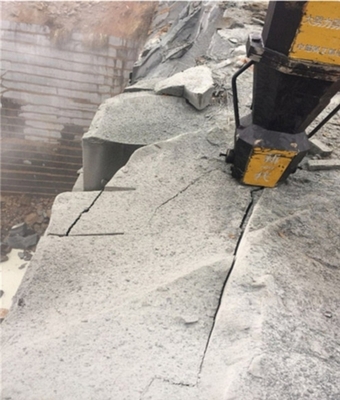 湖北孝感修建鐵路破碎石頭分裂機生產