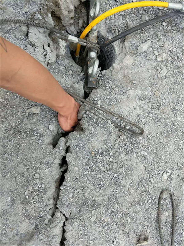 【岳陽市礦山荒料開采劈裂棒快速破石器免爆破開采設(shè)備】- 