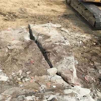 貴港石材廠開采石英石原石破碎錘浪費(fèi)石材用什么機(jī)器-當(dāng)?shù)亟?jīng)銷商
